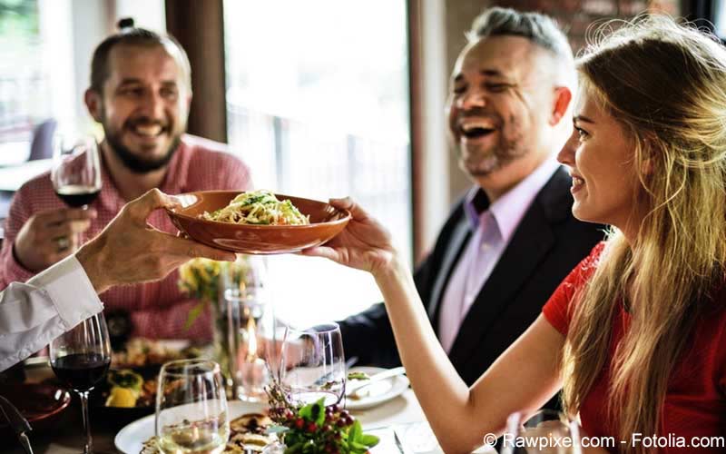 Personen essen zusammen Personen essen zusammen
