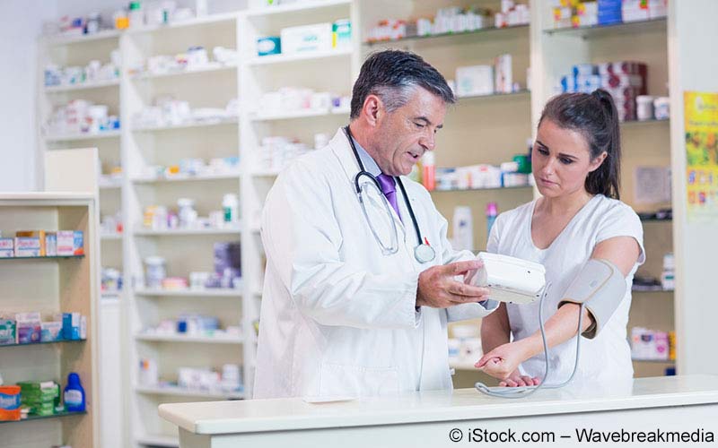 Apotheker misst Blutdruck Apotheker misst Blutdruck