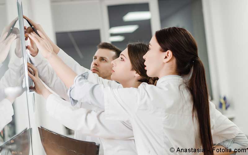 Aerzte besprechen Therapie Aerzte besprechen Therapie