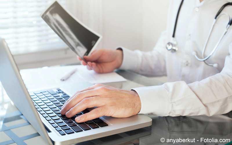 Arzt schaut sich Röntgenaufnahmen an