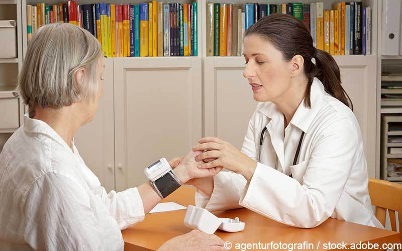 Ärztin Blutdruckkontrolle Ärztin Blutdruckkontrolle