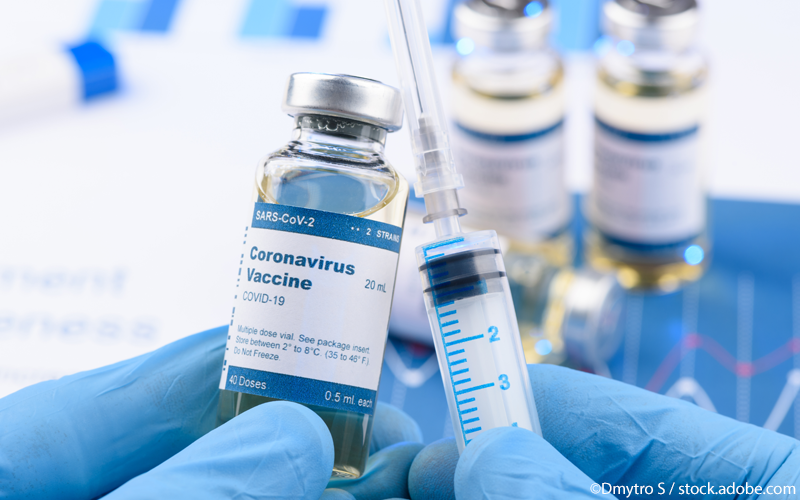 coronavirus covid-19-impfstofffläschchen und spritze auf reflektierender  oberfläche 16378703 Stock-Photo bei Vecteezy
