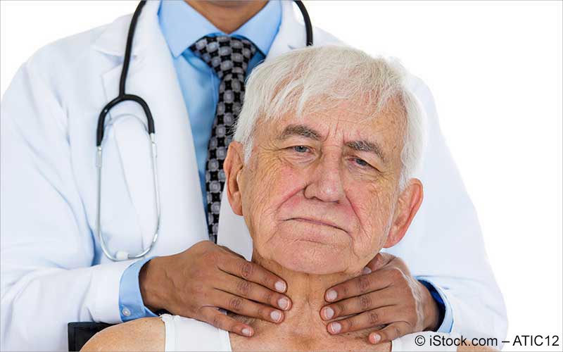 Arzt tastet Lymphdruesen ab Arzt tastet Lymphdruesen ab