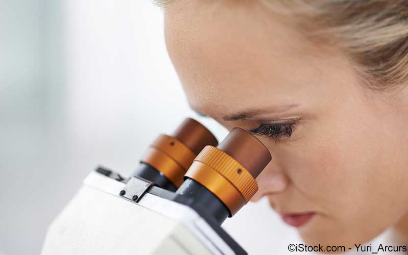 Forscherin mit Mikroskop Forscherin mit Mikroskop