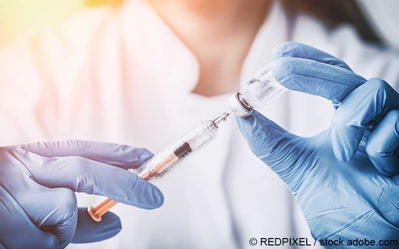 Arzt zieht Impfdosis auf
