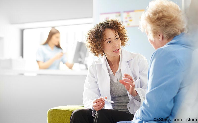 Patientin bei Aerztin Patientin bei Aerztin