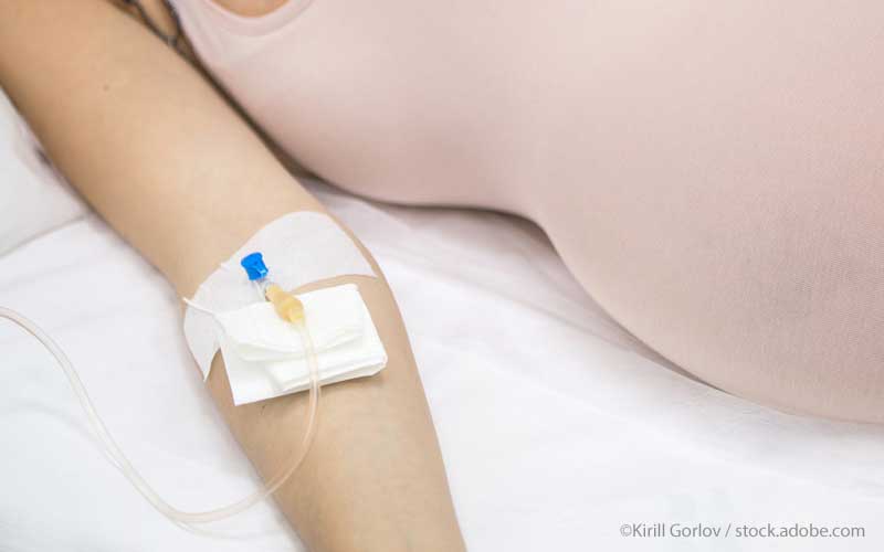 Schwangere mit Infusion Schwangere mit Infusion