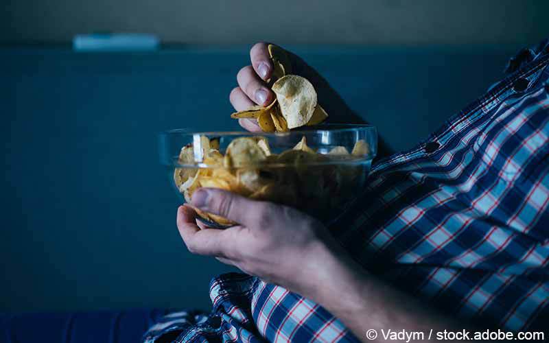 uebergewichtiger Mann Chips