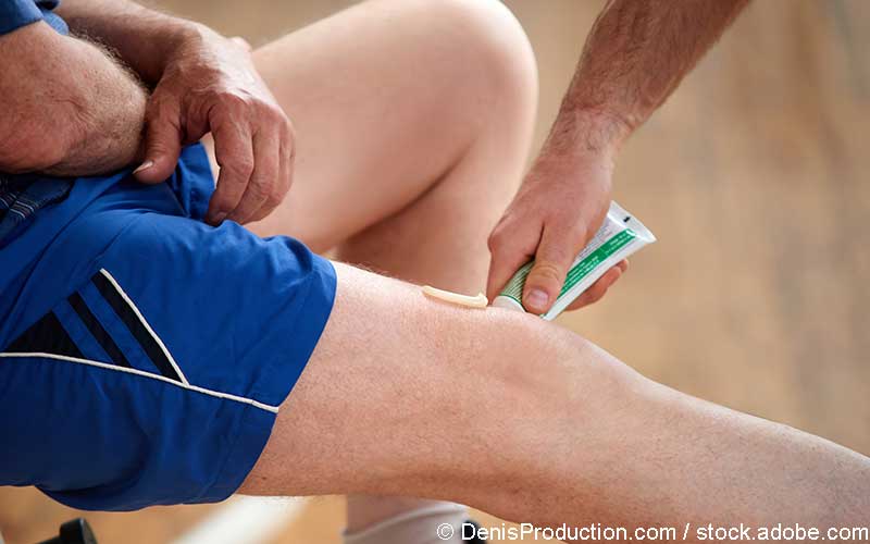 Schmerzsalbe-Anwendung